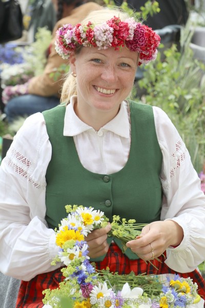 Zāļu tirgus Doma laukumā pulcē gan līksmos rīdziniekus, gan ziņkārīgos ārzemniekus 200677