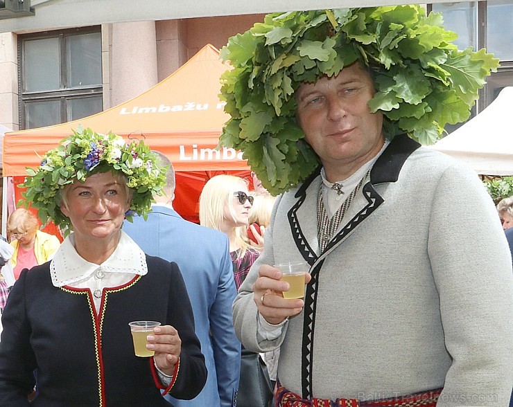 Zāļu tirgus Doma laukumā pulcē gan līksmos rīdziniekus, gan ziņkārīgos ārzemniekus 200678