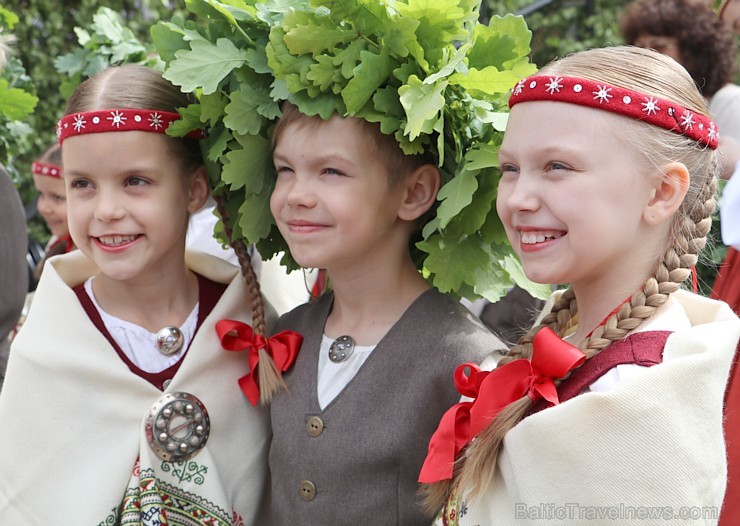 Zāļu tirgus Doma laukumā pulcē gan līksmos rīdziniekus, gan ziņkārīgos ārzemniekus 200699