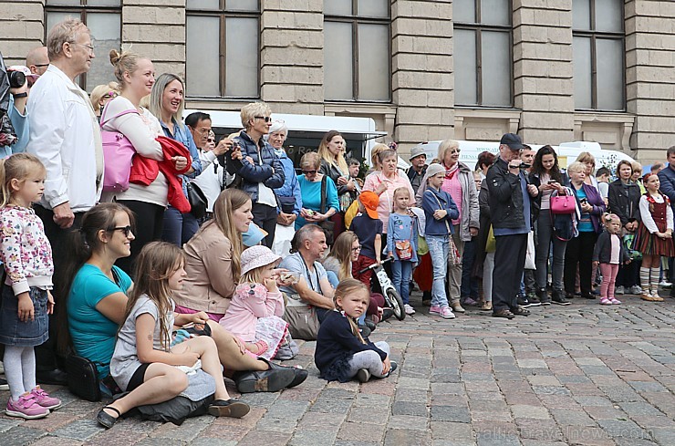 Zāļu tirgus Doma laukumā pulcē gan līksmos rīdziniekus, gan ziņkārīgos ārzemniekus 200702