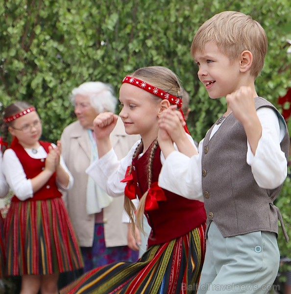Zāļu tirgus Doma laukumā pulcē gan līksmos rīdziniekus, gan ziņkārīgos ārzemniekus 200703