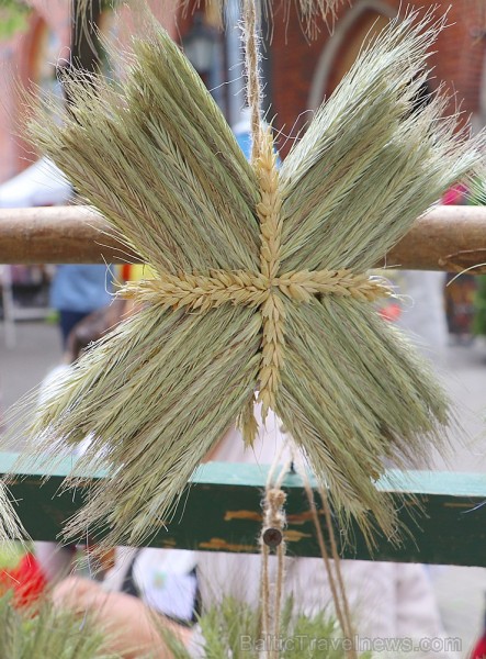 Zāļu tirgus Doma laukumā pulcē gan līksmos rīdziniekus, gan ziņkārīgos ārzemniekus 200714