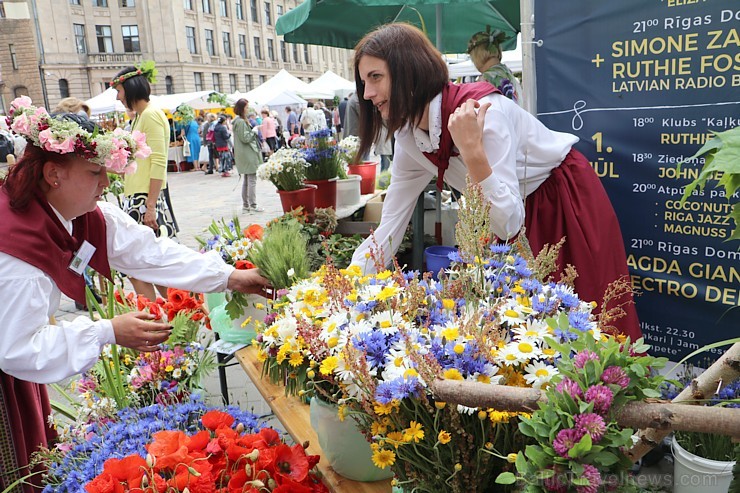 Zāļu tirgus Doma laukumā pulcē gan līksmos rīdziniekus, gan ziņkārīgos ārzemniekus 200717