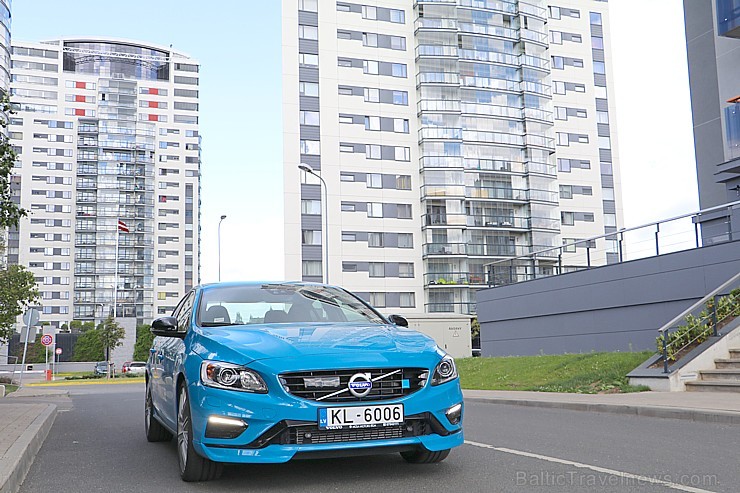 Travelnews.lv ceļo uz Jaunpili ar jauno un jaudīgo Volvo S60 Polestar 201056
