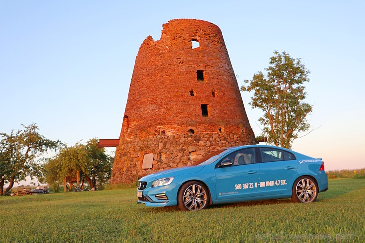 Travelnews.lv ceļo uz Jaunpili ar jauno un jaudīgo Volvo S60 Polestar 201094