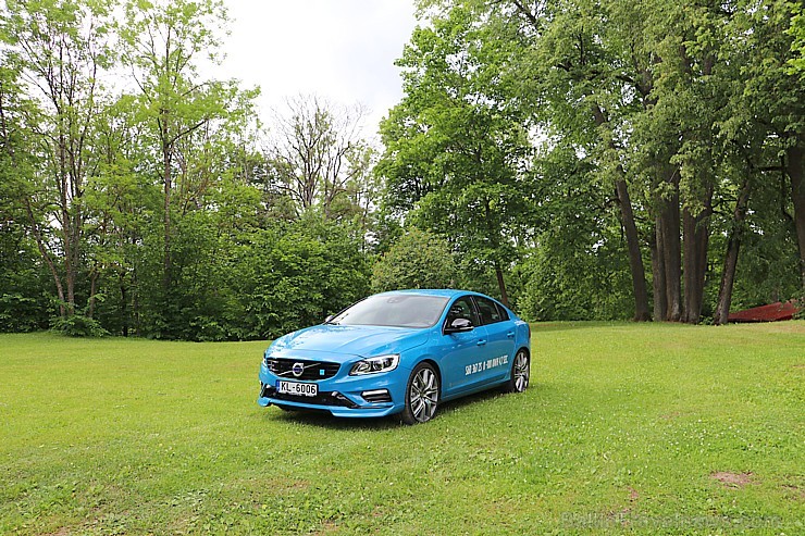 Travelnews.lv ceļo uz Jaunpili ar jauno un jaudīgo Volvo S60 Polestar 201104