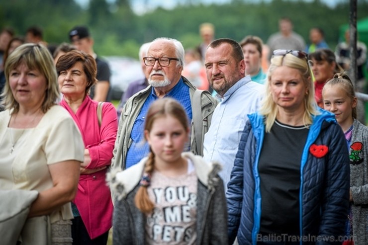 Atdzimstošajā Bārbeles skolā ar Renāru Kauperu un Valteru aizvadīts sirsnīgs labdarības koncerts «Uzcel savu skolu!» Atdzimstošajā Bārbeles skolā ar Renāru Kauperu un Valteru aizvadīts sirsnīgs labdarības koncerts «Uzcel savu skolu!» 202048