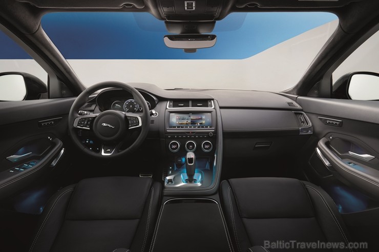 Prezentēts jaunākais Jaguar modelis «E-PACE» 202294