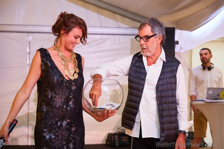 Jūrmalas pludmales kompleksā «Legend Beach» pirmo reizi notiek mākslas gadatirgus «Jurmala Art Fair». 205358