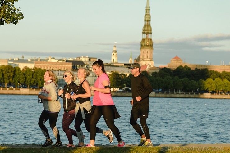 We Run Riga koptreniņā simboliski savienoti abi Daugavas krasti 205787