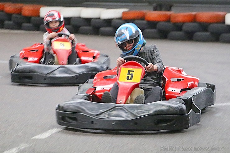 Travelnews.lv kartingu hallē «Ātruma cilts» izbauda ātrumu un sānslīdi 205976