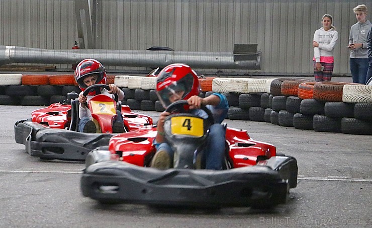 Travelnews.lv kartingu hallē «Ātruma cilts» izbauda ātrumu un sānslīdi 205986