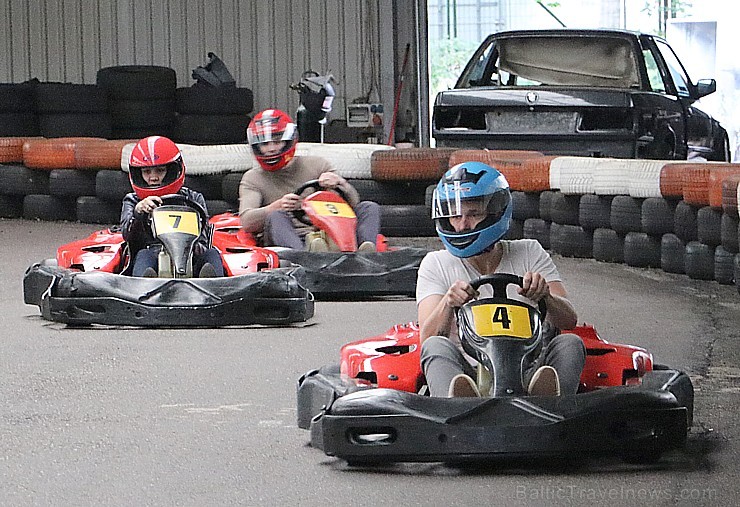 Travelnews.lv kartingu hallē «Ātruma cilts» izbauda ātrumu un sānslīdi 205990