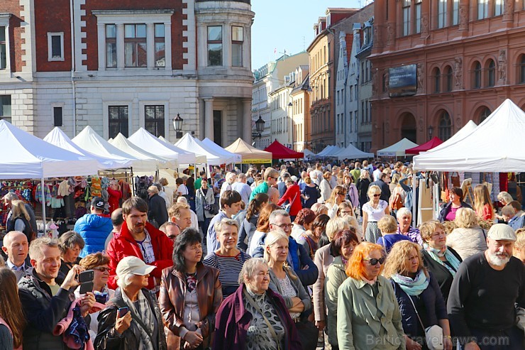 Miķeļtirgus Rīgas Doma laukumā pulcē rīdziniekus un pilsētas viesus 207602