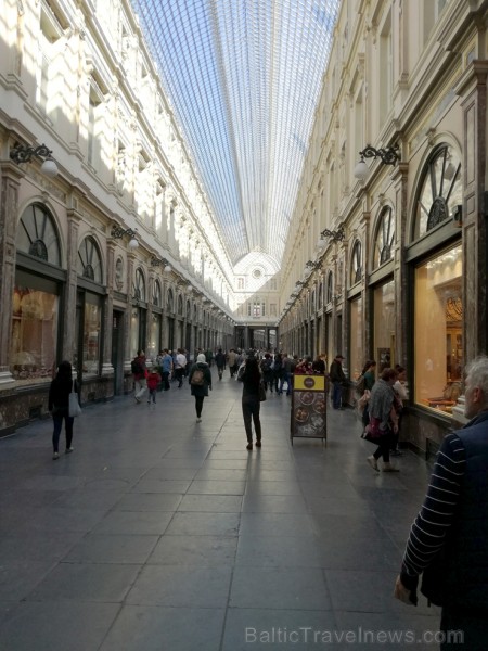Svētā Huberta Galerija, kur meklējami galerijas šikam atbilstoša līmeņa veikaliņi, kafejnīcas un cita veida iestādes. Tomēr - likās, ka nemaz tik augs Svētā Huberta Galerija, kur meklējami galerijas šikam atbilstoša līmeņa veikaliņi, kafejnīcas un cita veida iestādes. Tomēr - likās, ka nemaz tik augs 208068