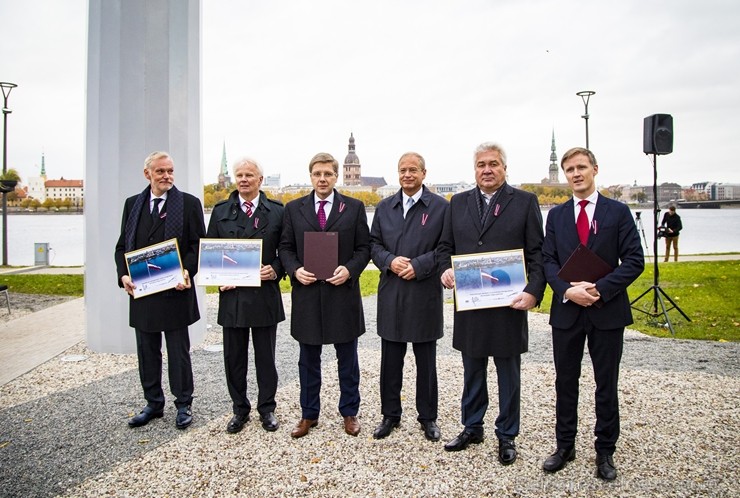Rīgā atklāts valsts simtgadei veltītais monumentālais Latvijas karoga masts. 209116