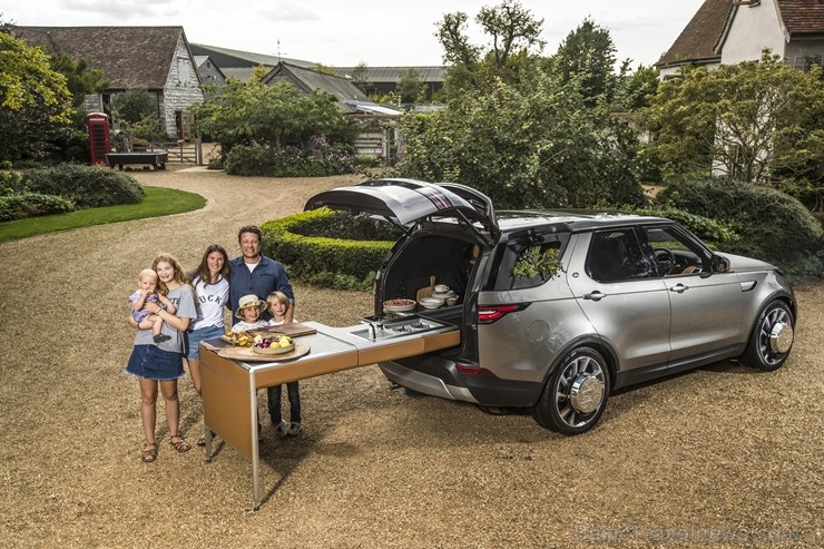 Populārais šefpavārs un TV zvaigzne Džeimijs Olivers jauno «Land Rover Discovery» atzīst par ērtu ēst gatavošanai Populārais šefpavārs un TV zvaigzne Džeimijs Olivers jauno «Land Rover Discovery» atzīst par ērtu ēst gatavošanai 209667