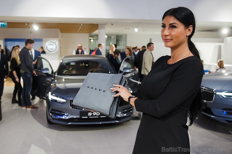 Svinīgā gaisotnē Rīgā atklāj atjaunoto un moderno Volvo autocentru 211213