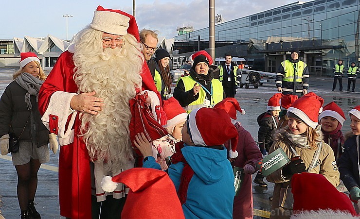 Ar somu lidsabiedsabiedrības «Finnair» lidmašīnu 5.12.2017 Rīgā ielido Ziemassvētku vecītis no Lapzemes Ar somu lidsabiedsabiedrības «Finnair» lidmašīnu 5.12.2017 Rīgā ielido Ziemassvētku vecītis no Lapzemes 212295
