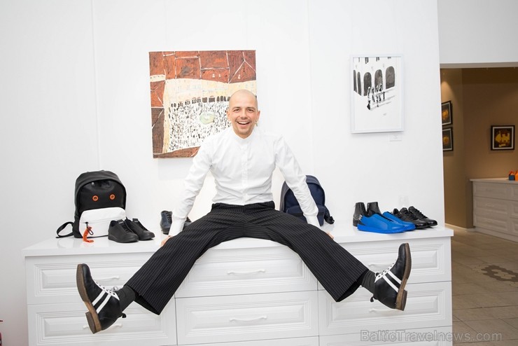 Rīgā atklāta itāļu mākslinieka Mateo Boato gleznu izstāde «DANCING HOUSES» 212556
