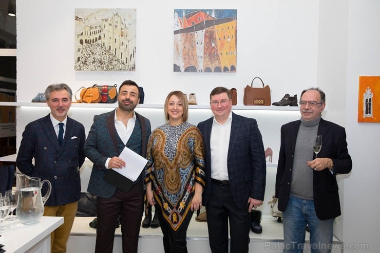 Rīgā atklāta itāļu mākslinieka Mateo Boato gleznu izstāde «DANCING HOUSES» 212581