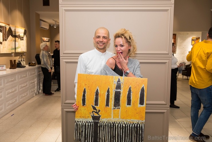 Rīgā atklāta itāļu mākslinieka Mateo Boato gleznu izstāde «DANCING HOUSES» 212587