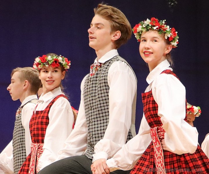 Ogres Kultūras centrā 16.12.2017 dejo jauniešu un bērnu studija Pīlādzītis un TDA Ogre 213154
