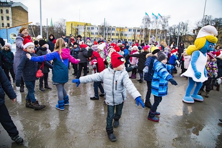 Centra sporta kvartālā iemirdzas pirmā Ziemassvētku eglīte 213254