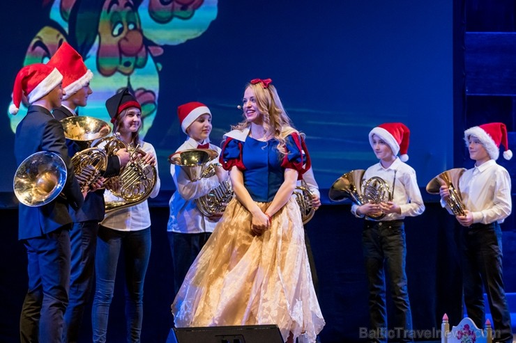 Ar trim krāšņiem koncertiem Dzintaru koncertzālē ieskandināts trešais Ziemassvētku festivāls 213492