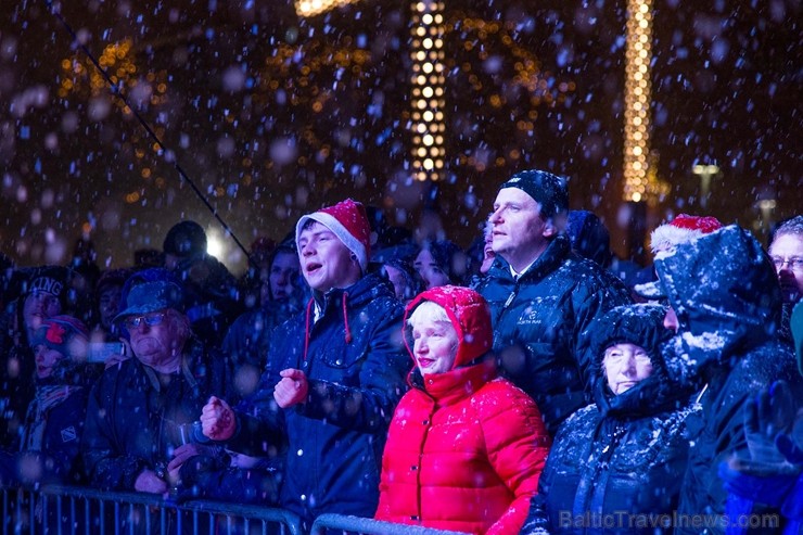 Ventspils  Lielajā laukumā krāšņi sagaida Jauno gadu 214276