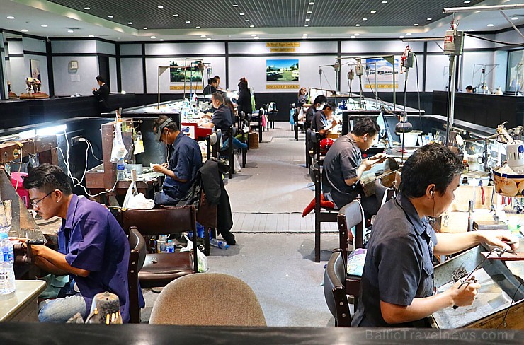 Travelnews.lv kopā ar «365 brīvdienas» un «Turkish Airlines» apmeklē vislielāko juvelieru izstrādājumu fabriku Puketas salā Travelnews.lv kopā ar «365 brīvdienas» un «Turkish Airlines» apmeklē vislielāko juvelieru izstrādājumu fabriku Puketas salā 214365