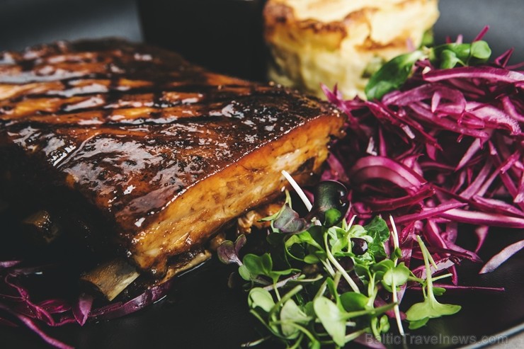 Kūpinātas BBQ cūkgaļas ribiņas īpaši izsalkušajiem restorānā/bārā «Easy Beer&Burger» 214824