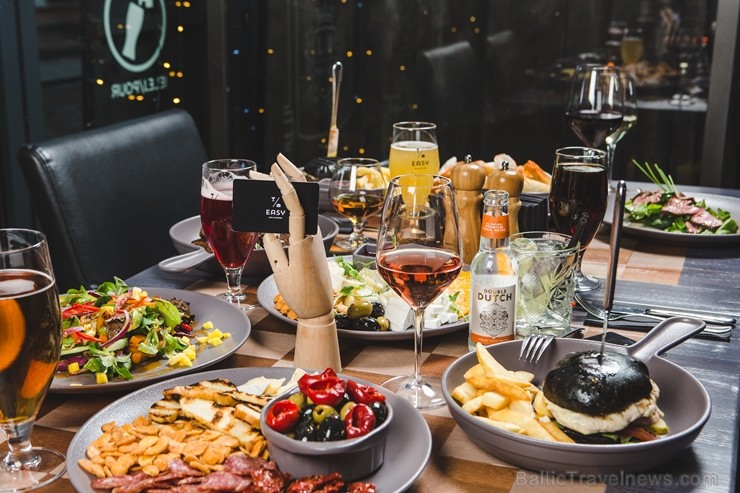 16 veidu alus, 32 vīni un 14 stiprie dzērieni - tā, lai katram ir ko izvēlēties! «Easy Beer&Burger» 16 veidu alus, 32 vīni un 14 stiprie dzērieni - tā, lai katram ir ko izvēlēties! «Easy Beer&Burger» 214827