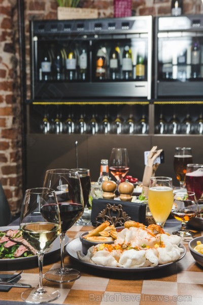 Un vīns rokas stiepiena attālumā no bagātīgā vakariņu galda. «Easy Beer&Burger» 214828