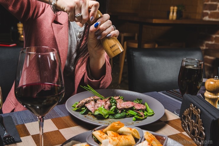 Pie rostbifa salātiem mēs, «Easy Beer&Burger», Tev ieteiksim kādu no Francijas Bordeaux sarkanvīniem Pie rostbifa salātiem mēs, «Easy Beer&Burger», Tev ieteiksim kādu no Francijas Bordeaux sarkanvīniem 214830