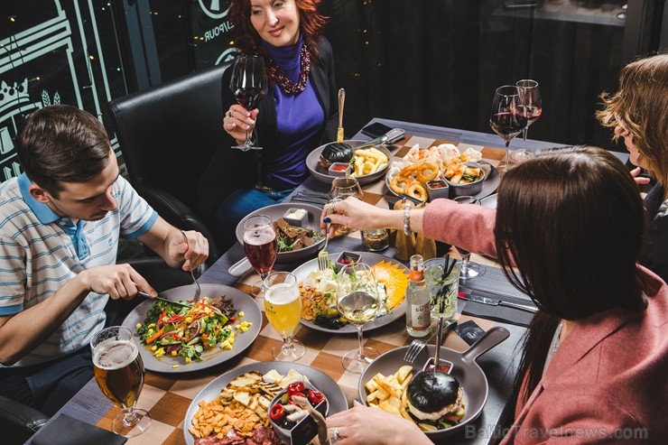 Plāno vakariņas ar draugiem brīvā gaisotnē? «Easy Beer&Burger» būs īstā vieta! 214831