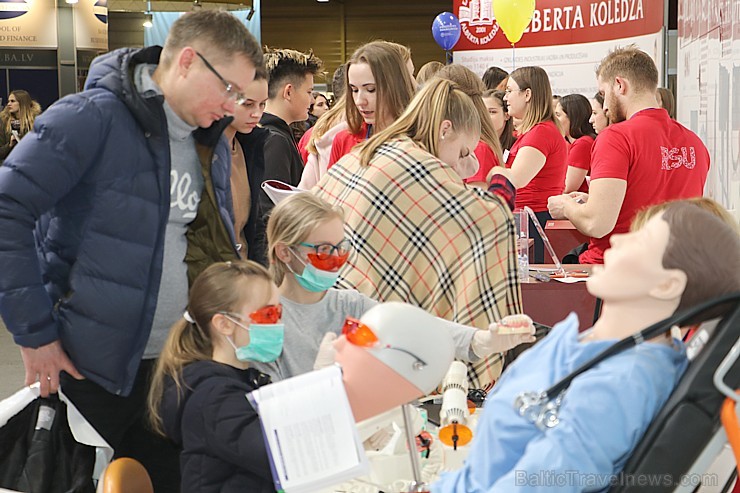 Kīpsalas BT1 izstāžu centrā pulcējas izglītības un grāmatu interesenti 217413