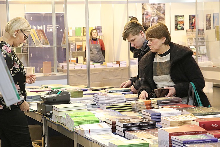 Kīpsalas BT1 izstāžu centrā pulcējas izglītības un grāmatu interesenti 217429