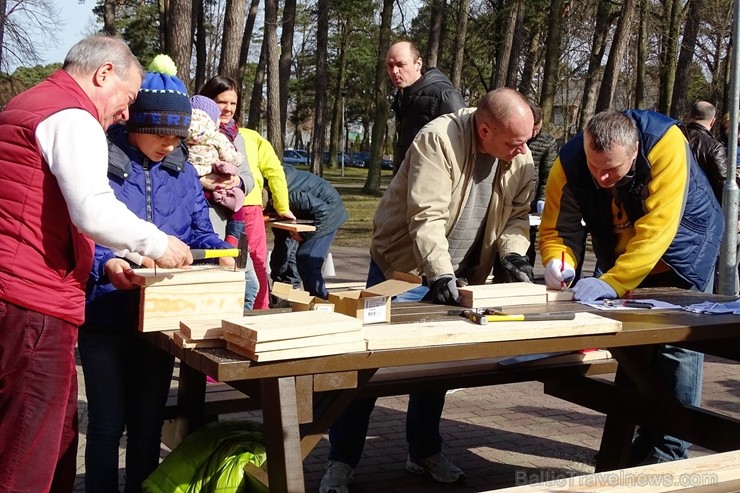 Ventspils Bērnu pilsētiņā norisinās putnu būrīšu izgatavošanas talka 220552