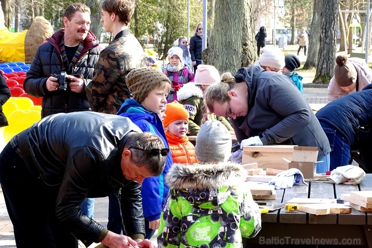 Ventspils Bērnu pilsētiņā norisinās putnu būrīšu izgatavošanas talka 220558