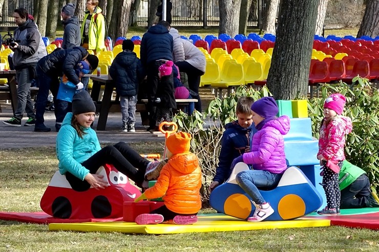 Ventspils Bērnu pilsētiņā norisinās putnu būrīšu izgatavošanas talka 220566