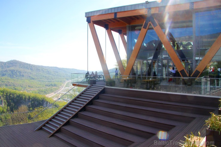 Travelnews.lv pārvar bailes no augstuma unikālajā Soču «Skypark». Atbalsta: Rosa Khutor 220574