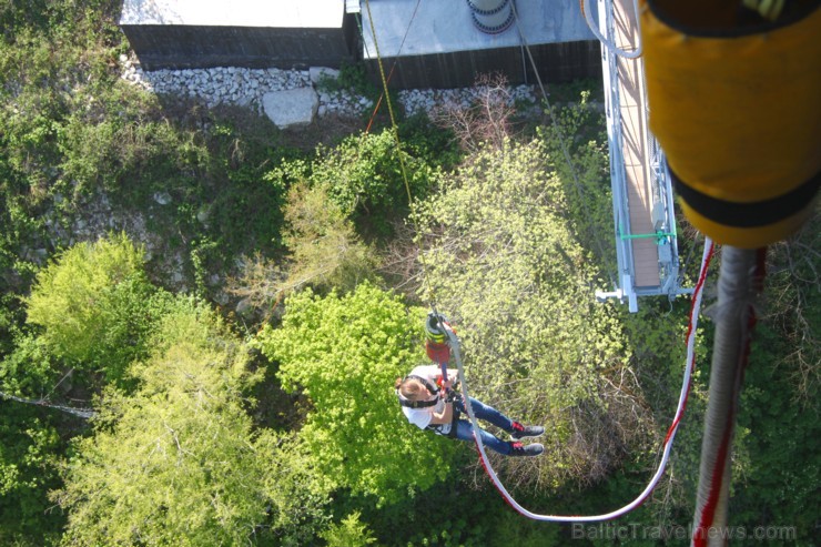 Travelnews.lv pārvar bailes no augstuma unikālajā Soču «Skypark». Atbalsta: Rosa Khutor 220585
