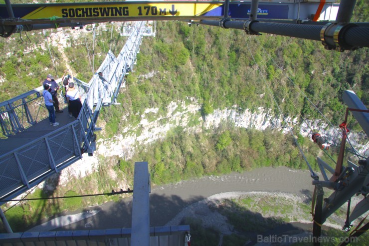 Travelnews.lv pārvar bailes no augstuma unikālajā Soču «Skypark». Atbalsta: Rosa Khutor 220586