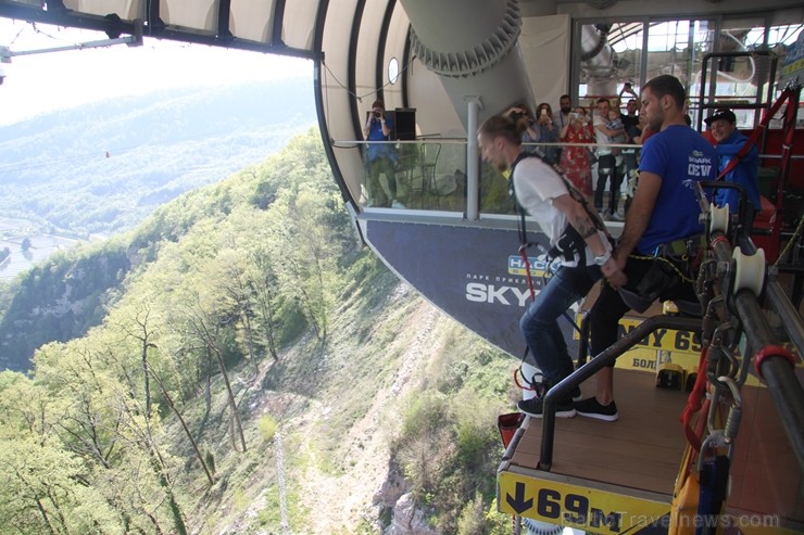 Travelnews.lv pārvar bailes no augstuma unikālajā Soču «Skypark». Atbalsta: Rosa Khutor 220869
