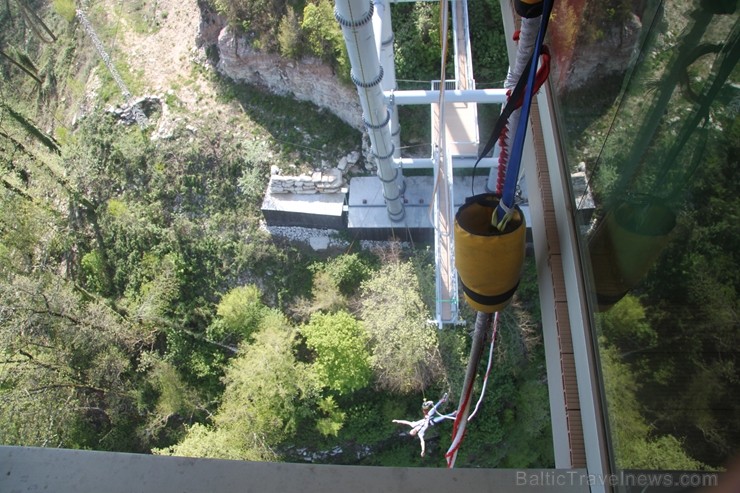 Travelnews.lv pārvar bailes no augstuma unikālajā Soču «Skypark». Atbalsta: Rosa Khutor 220871