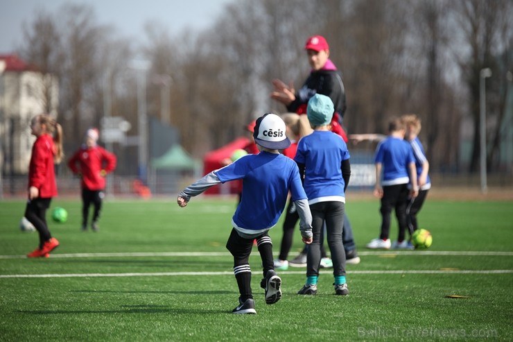 Svinīgā pasākumā Cēsīs atklāj atjaunoto pilsētas stadionu 220776