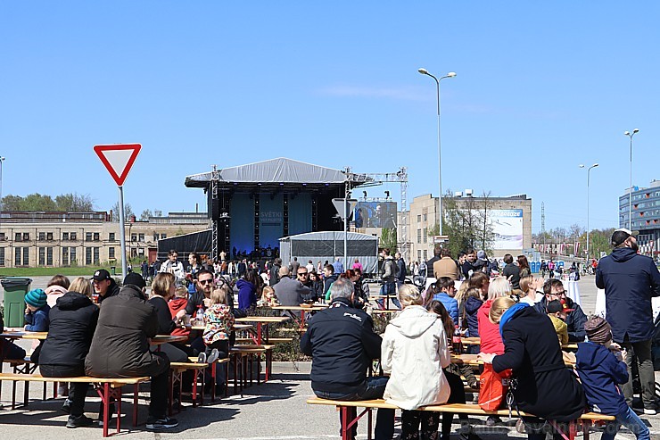 4. maija svētki VEF pilsētā izklaidē rīdziniekus un pilsētas viesus. Atbalsta Elkor Plaza 221996