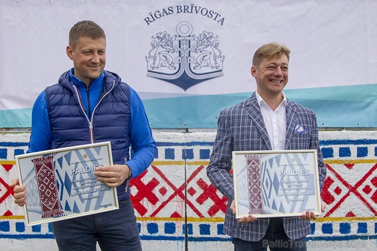 Vecmīlgrāvieši Latvijai simtgadē dāvina latviski apgleznotu sienu 222264