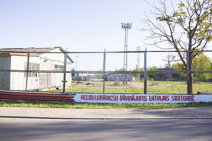 Vecmīlgrāvieši Latvijai simtgadē dāvina latviski apgleznotu sienu 222271